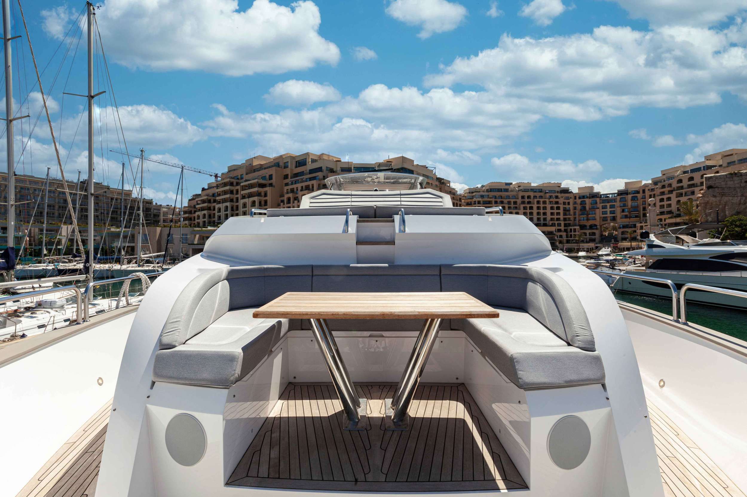 NEW EDGE Sunseeker 95 - foredeck lounging area